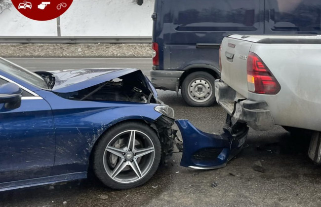 В Киеве возле метро Житомирская случилось ДТП: столкнулись Mercedes и пикап