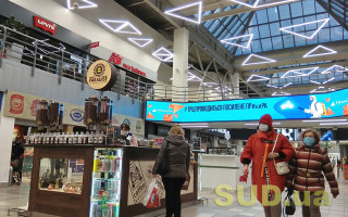 В Одессе охрана ТРЦ поставила посетителя на колени и умыла зеленкой, видео