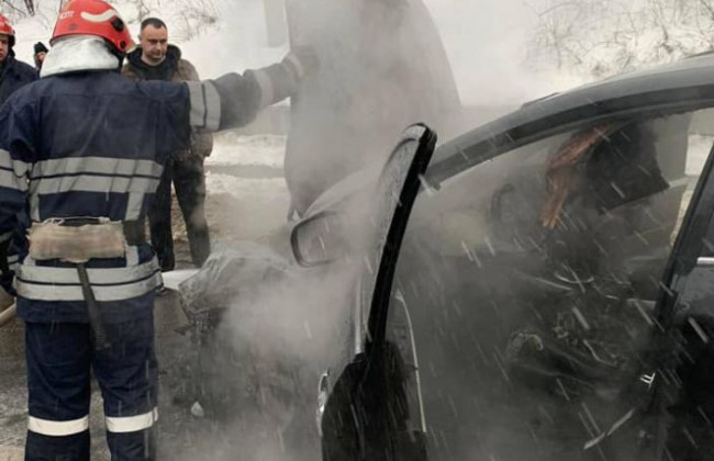 В Киеве на ходу вспыхнул внедорожник Mazda CX-8, фото