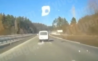 Под Киевом кусок льда вылетел на автомобиль, видео