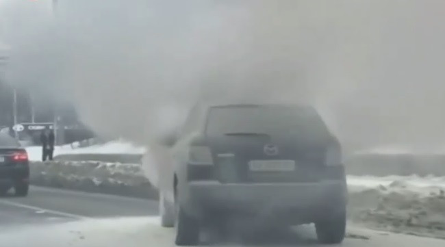 В Києві під час руху на дорозі загорілося авто, відео