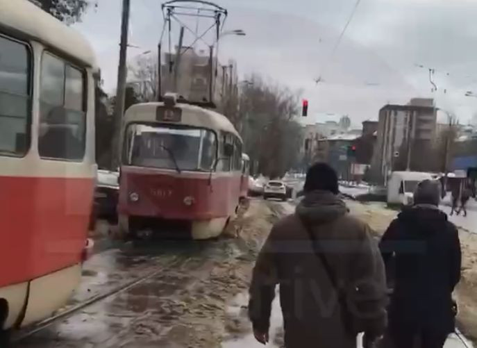 В Киеве «герой парковки» заблокировал движение трамваев, видео