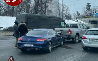 У Києві розплющило Mercedes, який на повній швидкості влетів у Toyota: фото