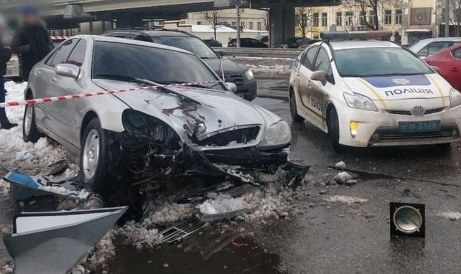В Киеве во время погони водитель Mercedes наехал на двух пешеходов, фото