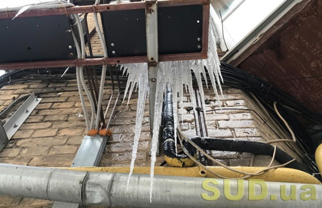 Столичные коммунальщики сбили кондиционеры вместе с сосульками, видео