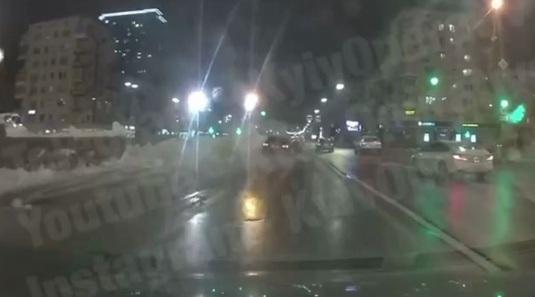В Киеве водитель легковушки влетел в кучу снега, видео