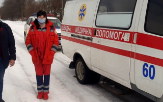 Грыз капельницу и размахивал кулаками: в Черкасской области пациент набросился на врачей скорой помощи