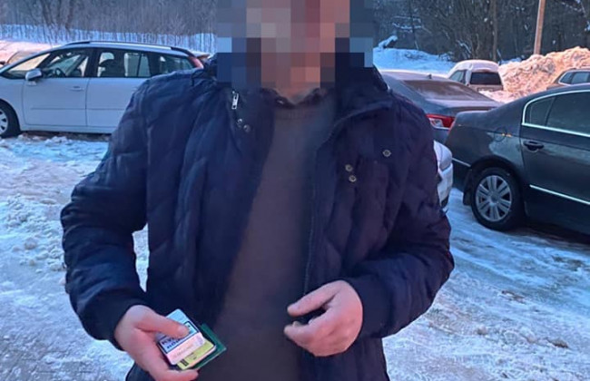 У Львові злодій, тікаючи від поліції, закопався в снігу