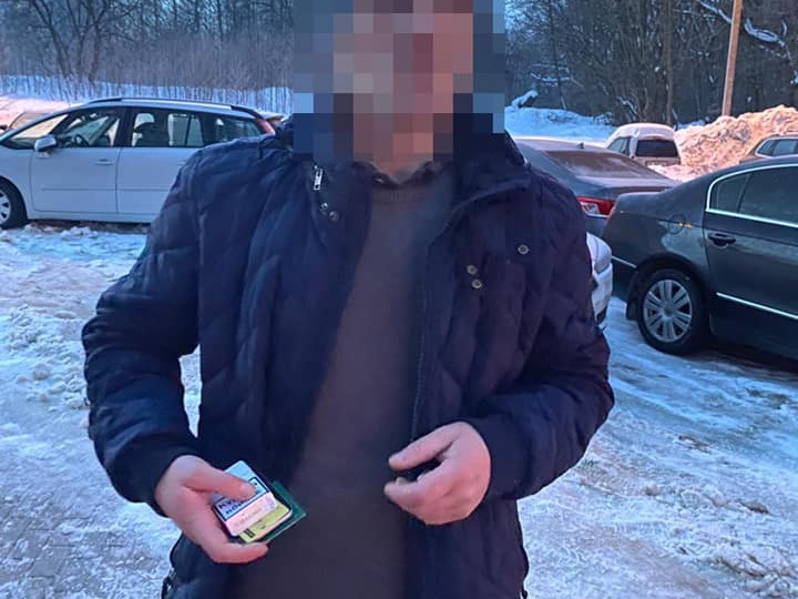 У Львові злодій, тікаючи від поліції, закопався в снігу