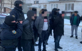 Продавали неіснуючі автомобілі з Європи: у Києві затримали групу шахраїв, фото