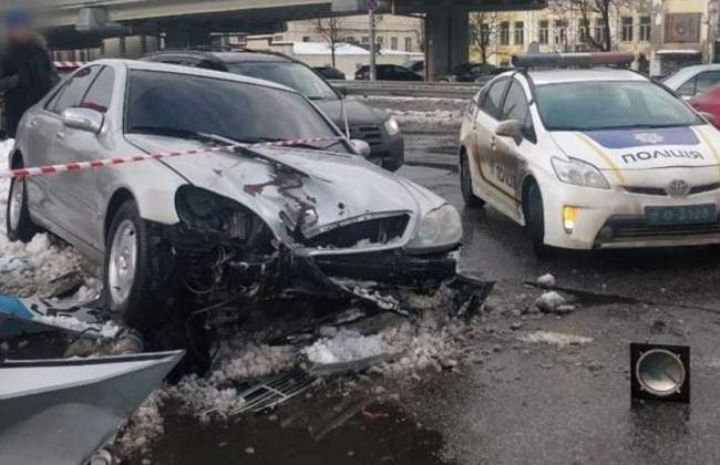 В Киеве во время погони водитель Mercedes наехал на двух пешеходов, фото
