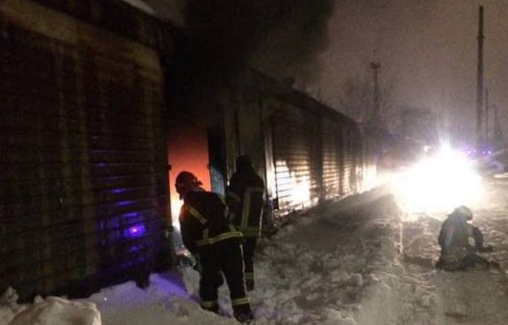 Серьезный пожар в Киеве: горели вагоны-рефрижераторы