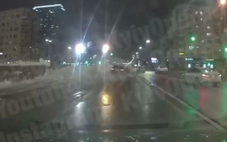 В Киеве водитель легковушки влетел в кучу снега, видео