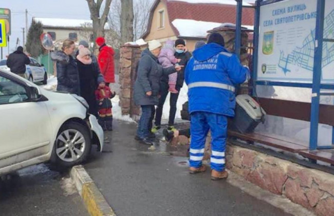 Перепутал педали: под Киевом Nissan влетел в людей, видео