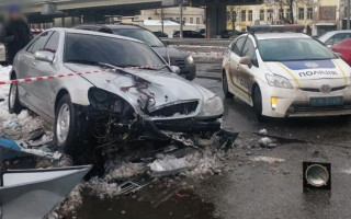 В Киеве во время погони водитель Mercedes наехал на двух пешеходов, фото