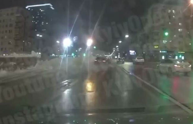 В Киеве водитель легковушки влетел в кучу снега, видео