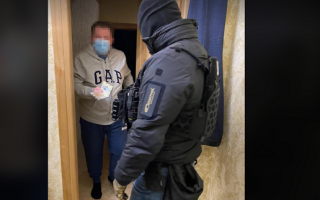 Вимагав 150 000 грн за зменшення штрафу для АЗС: на Рівненщині затримано податківця