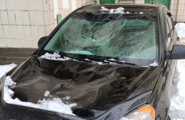 В Киеве на легковушку упала большая сосулька, фото