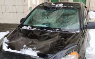 В Киеве на легковушку упала большая сосулька, фото