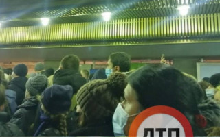 Давка в столичном метро: жители спального района не могли добраться к поездам, фото