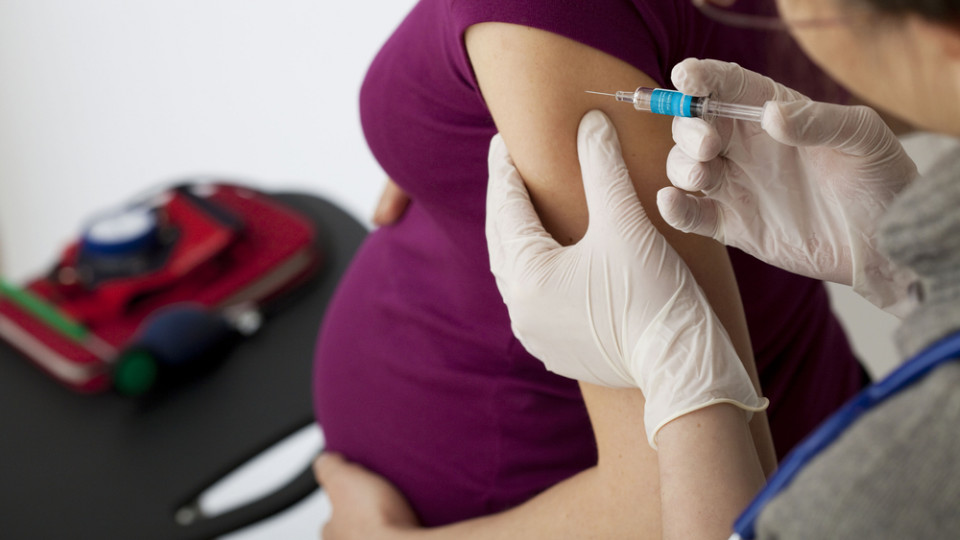 Беременным и детям не рекомендуют вакцинироваться от COVID: мнение врача