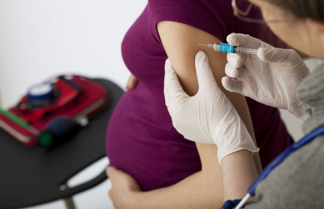 Беременным и детям не рекомендуют вакцинироваться от COVID: мнение врача