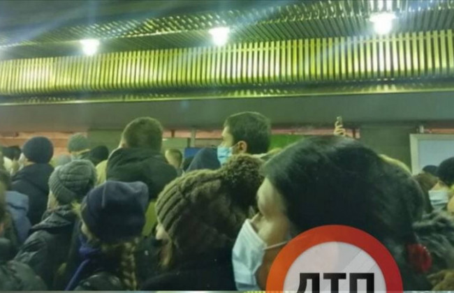 Давка в столичном метро: жители спального района не могли добраться к поездам, фото