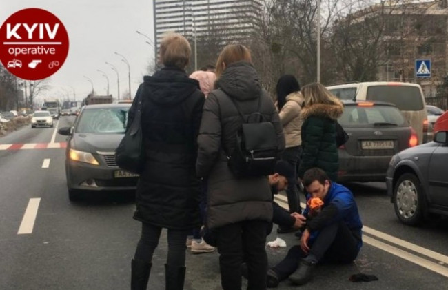 У Києві іномарка збила людину на «зебрі»