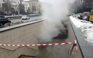 В Киеве кипятком затопило подземный переход: видео