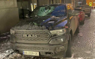 В самом центре Киева ледяная глыба разбила элитный Porsche: фото и видео