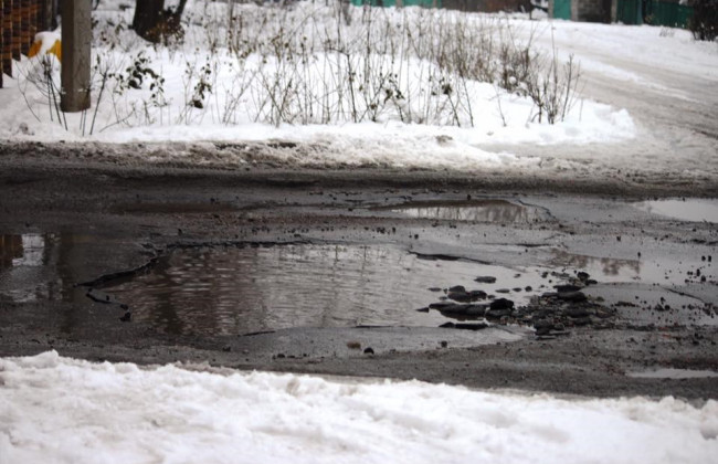 В столице вместе со снегом на дорогах сходит асфальт
