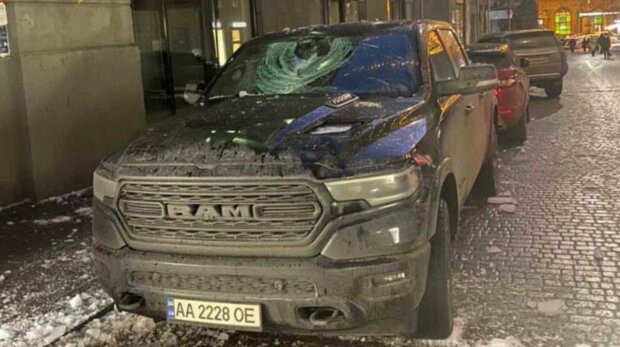 В самом центре Киева ледяная глыба разбила элитный Porsche: фото и видео