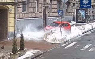 В Киеве глыба снега с крыши повредила Hyundai: видео