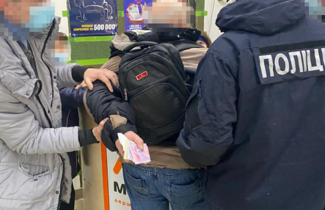 На Закарпатті ДБР затримало митного інспектора, який за гроші обіцяв «пропустити» контрабандні цигарки