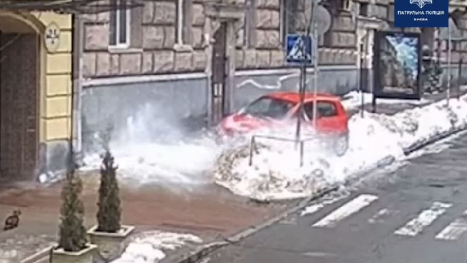 В Киеве глыба снега с крыши повредила Hyundai: видео