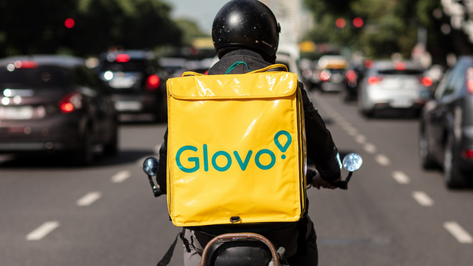 В Киеве курьеры Glovo на мопеде влетели в авто на пешеходном переходе