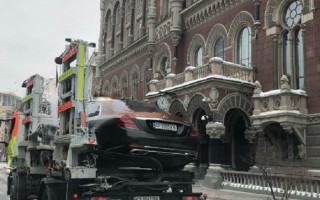 У Києві евакуювали на штрафмайданчик розкішний Maybach