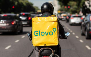 В Киеве курьеры Glovo на мопеде влетели в авто на пешеходном переходе