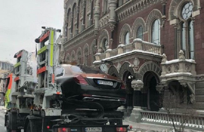 У Києві евакуювали на штрафмайданчик розкішний Maybach