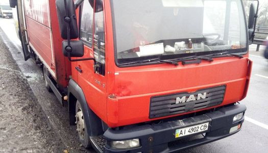 В Киеве на Столичном шоссе автобус влетел в грузовик