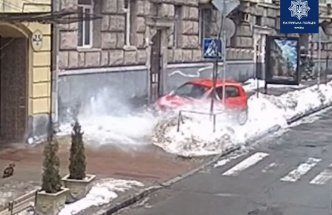 В Киеве глыба снега с крыши повредила Hyundai: видео