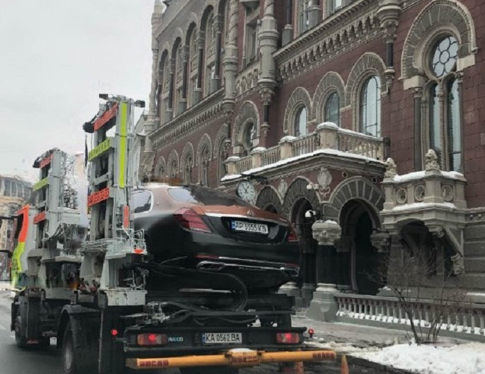 У Києві евакуювали на штрафмайданчик розкішний Maybach