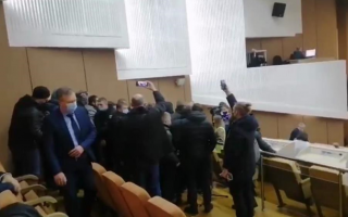 На сессии Сумского облсовета произошла драка, видео