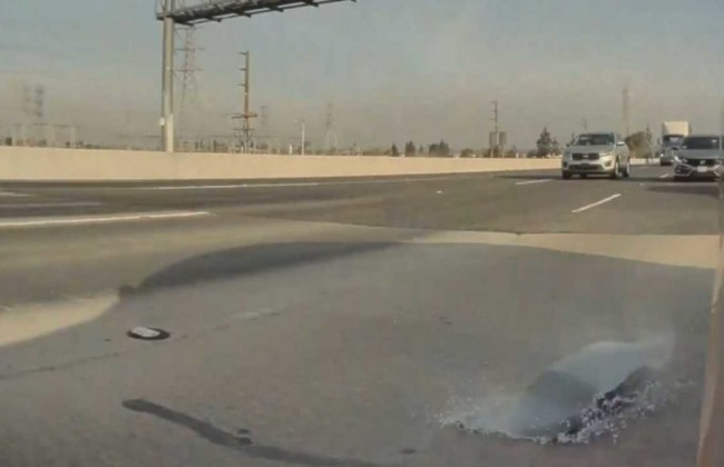 Электромобиль Tesla Model 3 потерял заднее стекло прямо во время движения, видео