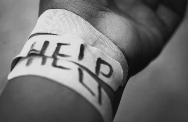 В Полтавской области двух школьниц госпитализировали с порезами на запястьях