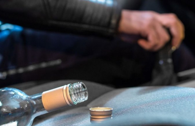 В Киеве пьяный в стельку водитель не мог встать из-за руля: видео