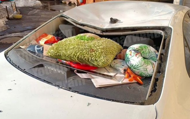 В Киеве упавшая с крыши глыба льда разбила очередную машину, видео