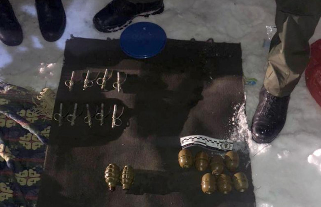 На Київщині затримали чоловіка за незаконний продаж вогнепальної зброї та гранат