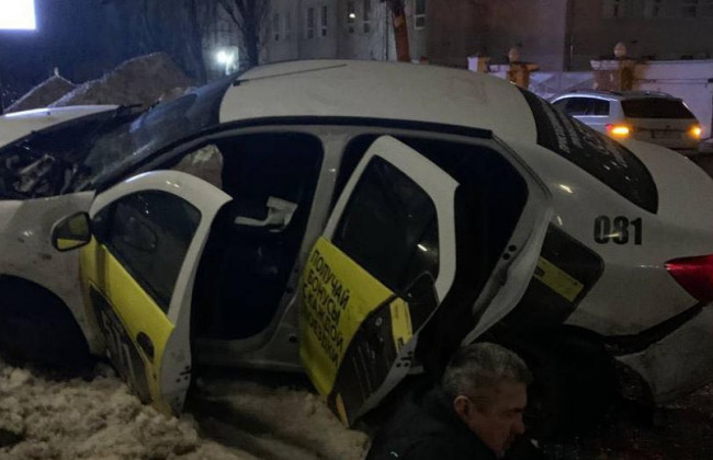 Пьяное ДТП в Киеве: водитель такси поломал ноги и ребра, фото