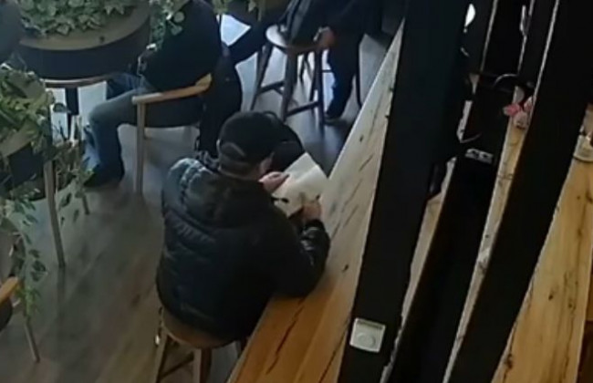 В столице воры «обчистили» посетителя кафе, видео